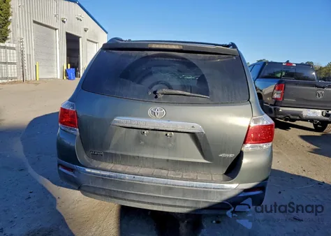 2013 Toyota Highlander Base z USA, uszkodzony, nr VIN 5TDBK3EH0DS261392